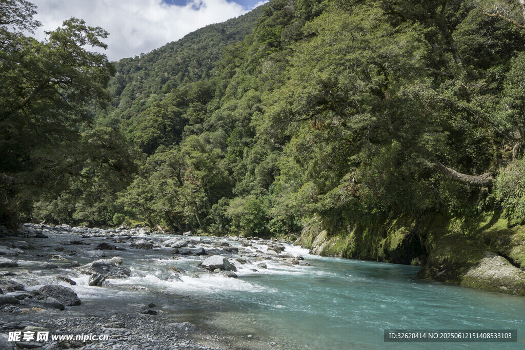 山間碧流 自然靈動之景