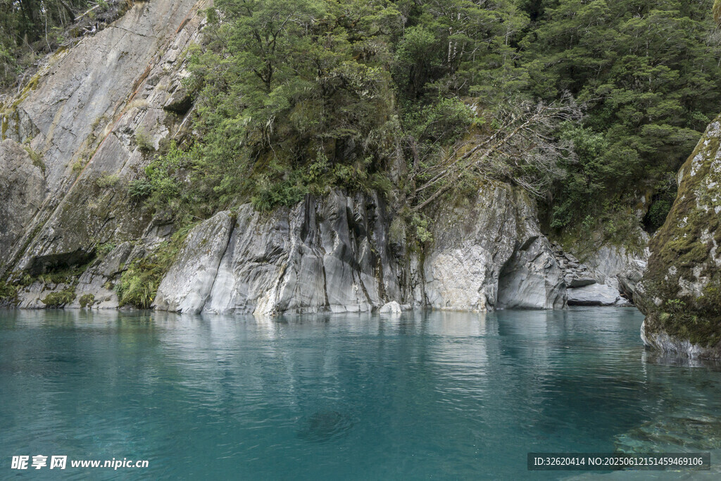 碧綠湖水旁的嶙峋山石