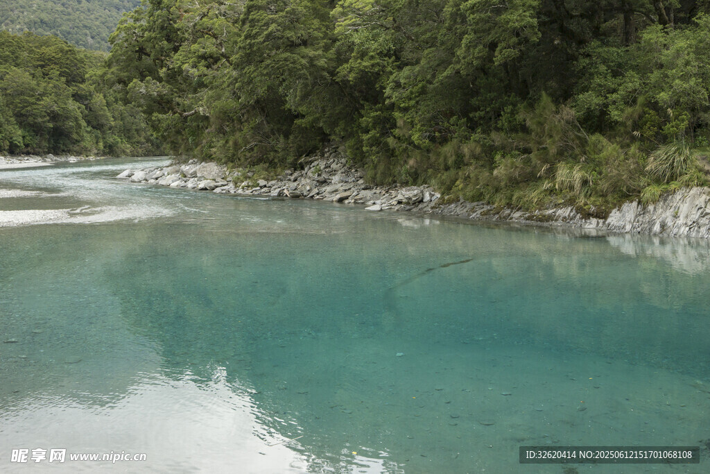 山間碧綠水潭美景
