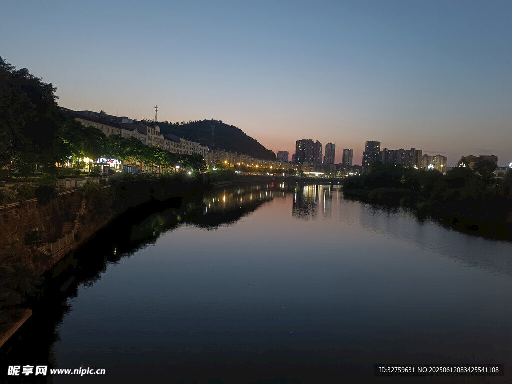 河畔暮色美景