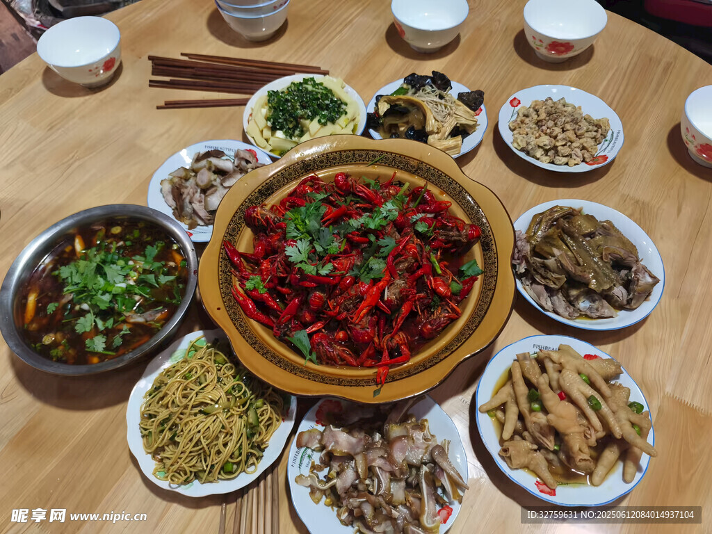 豐盛中式菜肴擺滿一桌