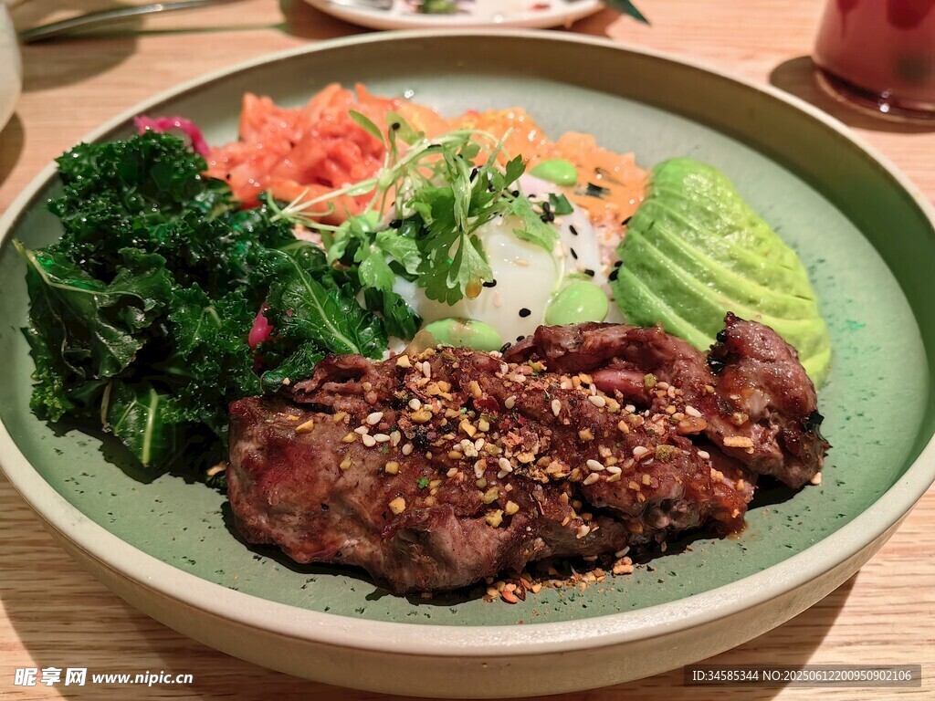 牛排蔬菜拼盤美食料理