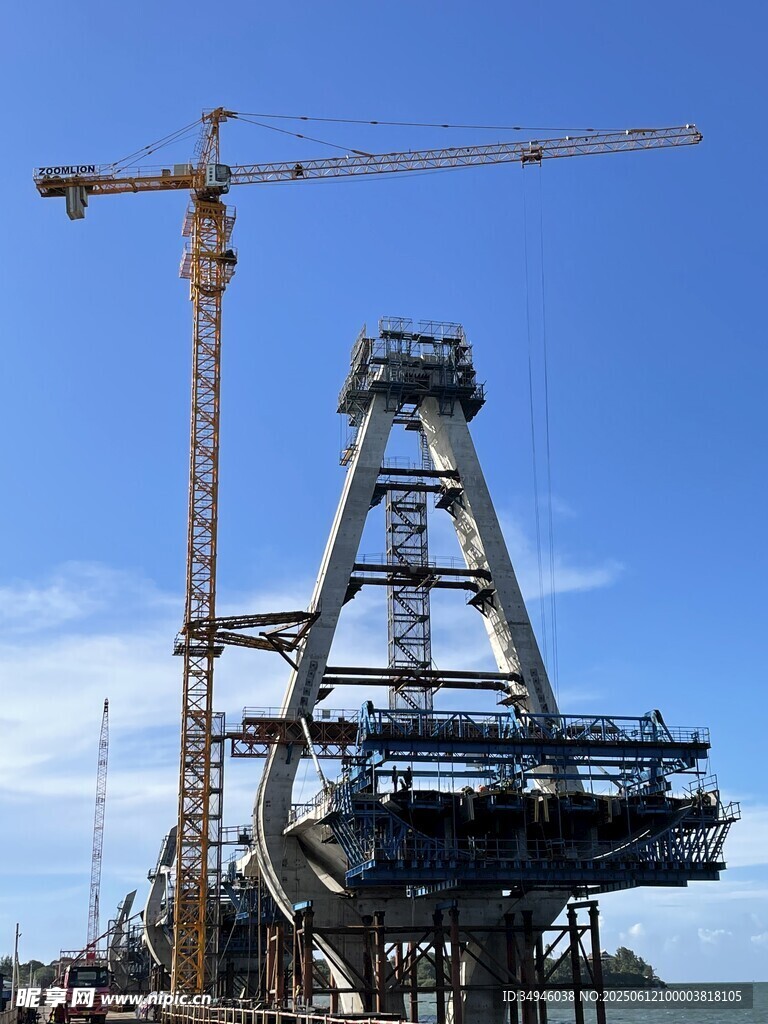 海上橋梁建設(shè)施工現(xiàn)場