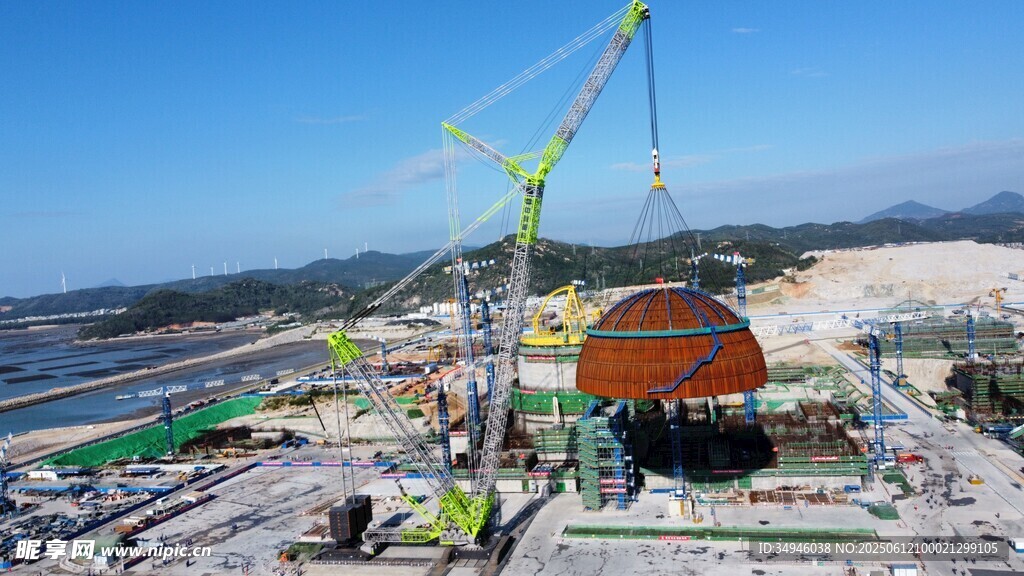 施工現場起重機吊運大型物件