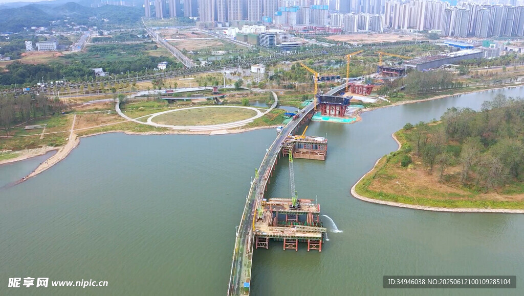 航拍跨河橋梁建設場景
