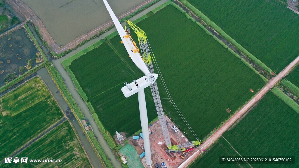 空中俯瞰田野中的風力發電機