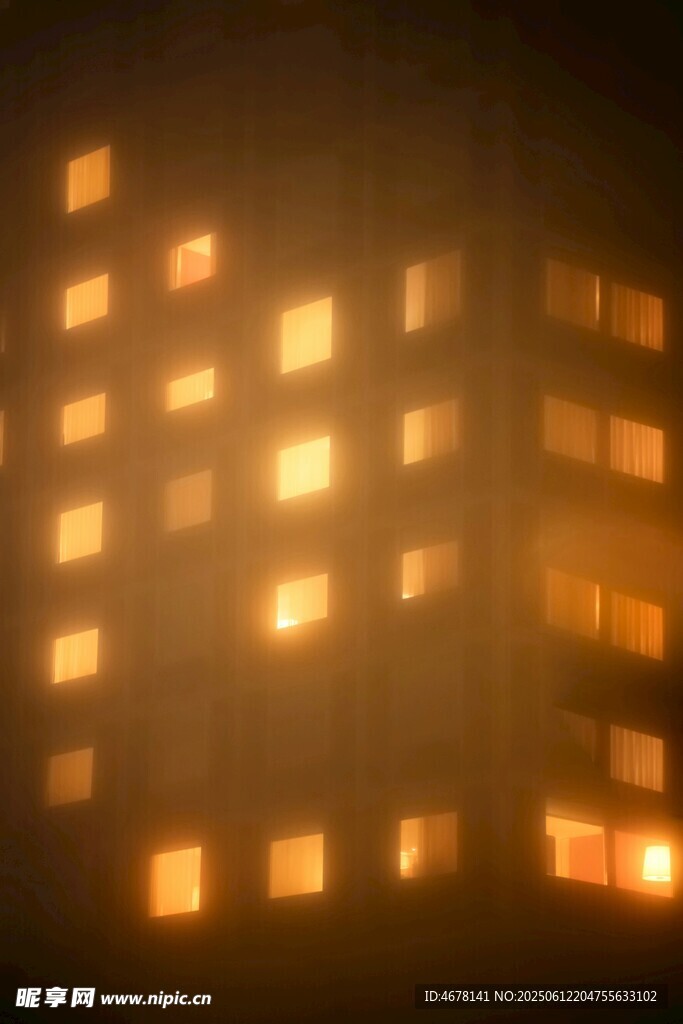 夜幕中燈火通明的高樓