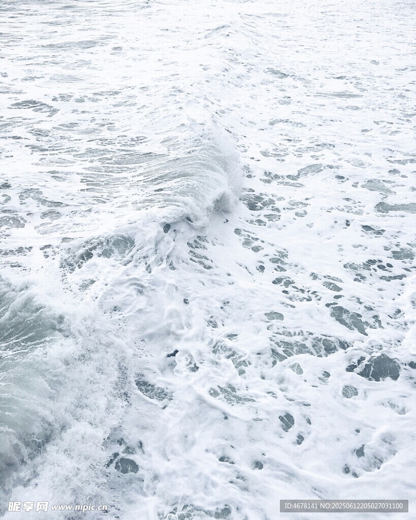 海浪翻涌的動態瞬間