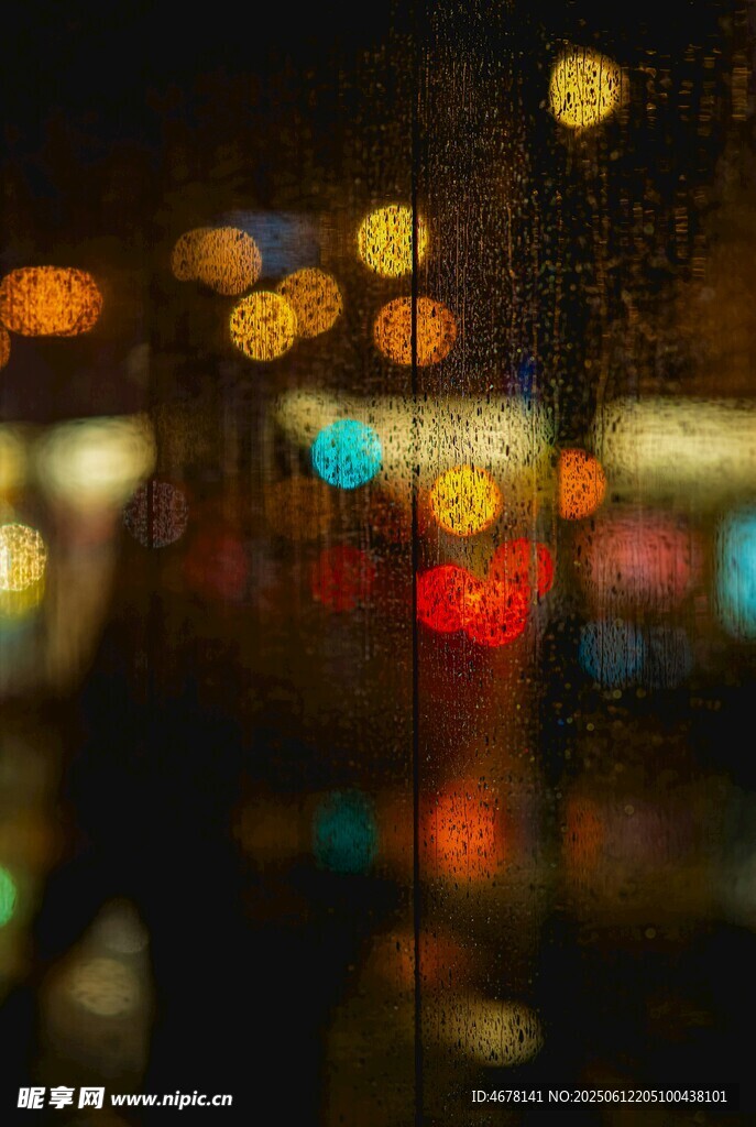 雨夜窗外斑斕燈光景象