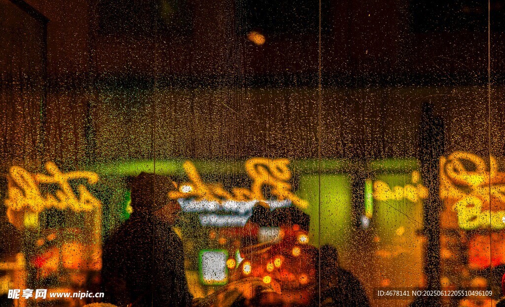 雨夜街頭的絢爛霓虹