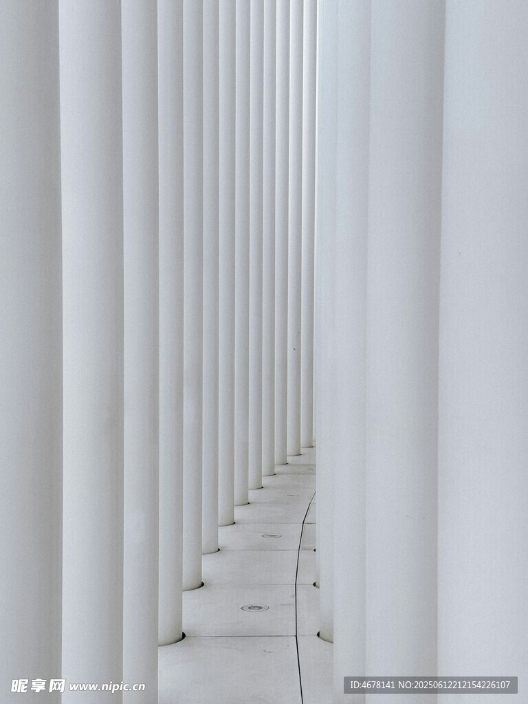 白色柱廊通道的獨特景致