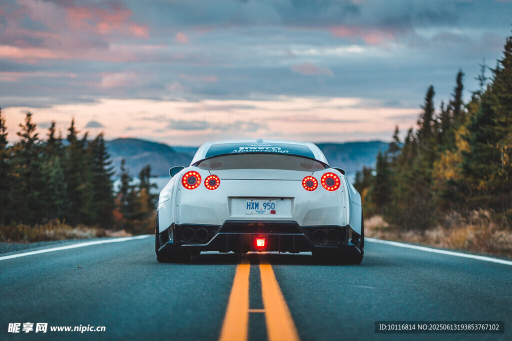 白色跑車
