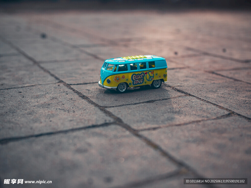 玩具汽車