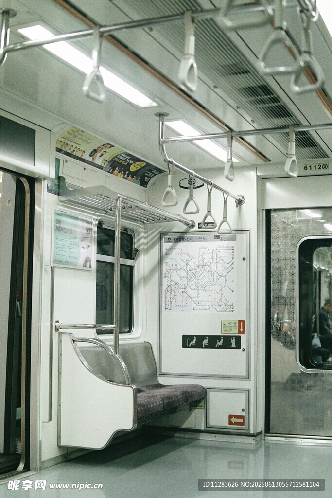 地鐵車廂內(nèi)景