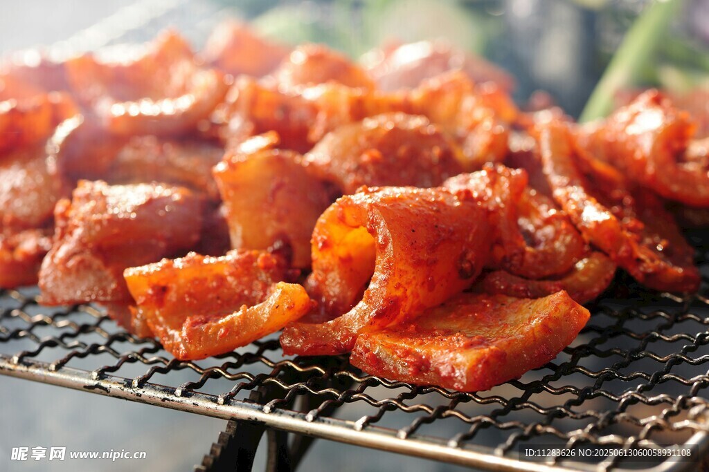 烤架上的美味烤肉
