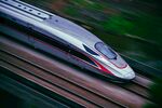 高速列車飛馳在鐵軌上