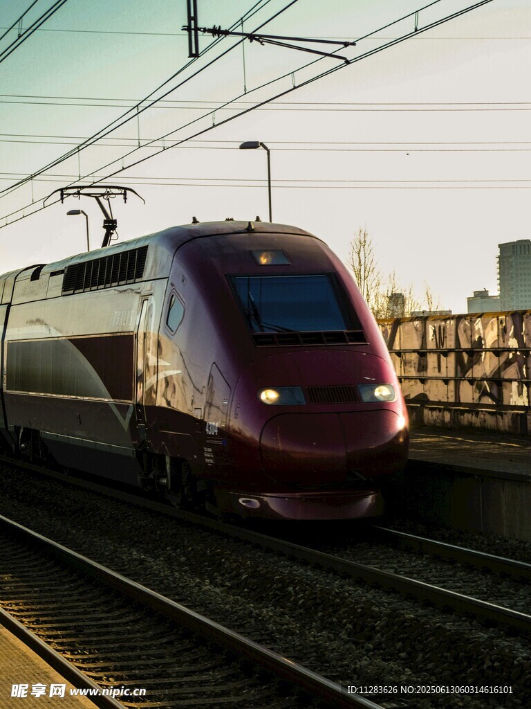 高速列車行駛在鐵軌上