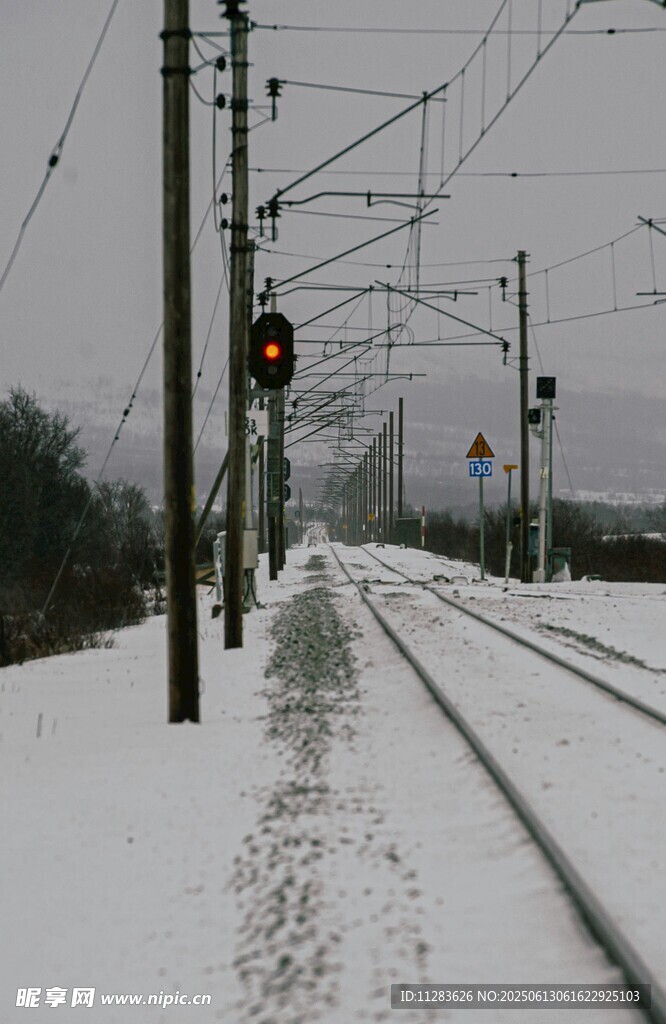 雪覆鐵軌的冬日鐵路景象