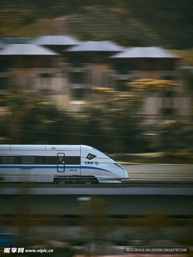 高速行駛的現(xiàn)代化列車
