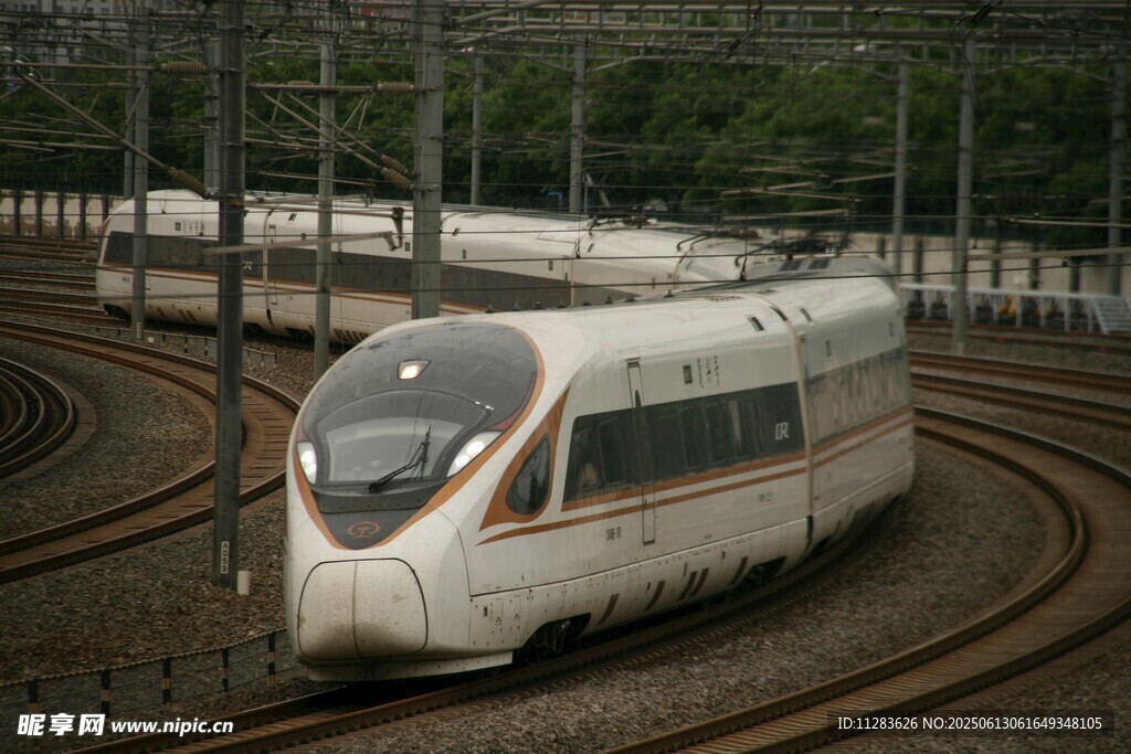 高速列車于鐵軌間穿梭