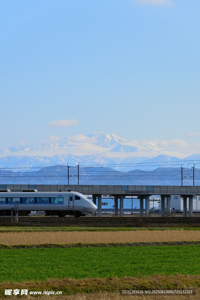 高鐵穿行于田野與遠山間