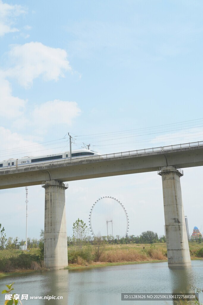 高鐵跨橋行于碧水藍天間
