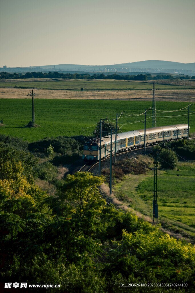 田野上飛馳的現代化列車