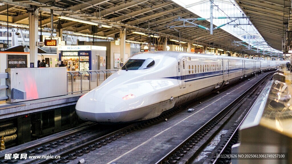 停靠站臺(tái)的流線型高速列車