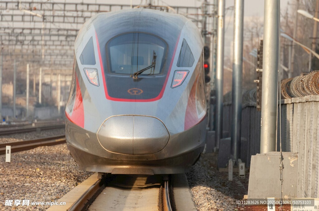 高速列車行駛在鐵軌上