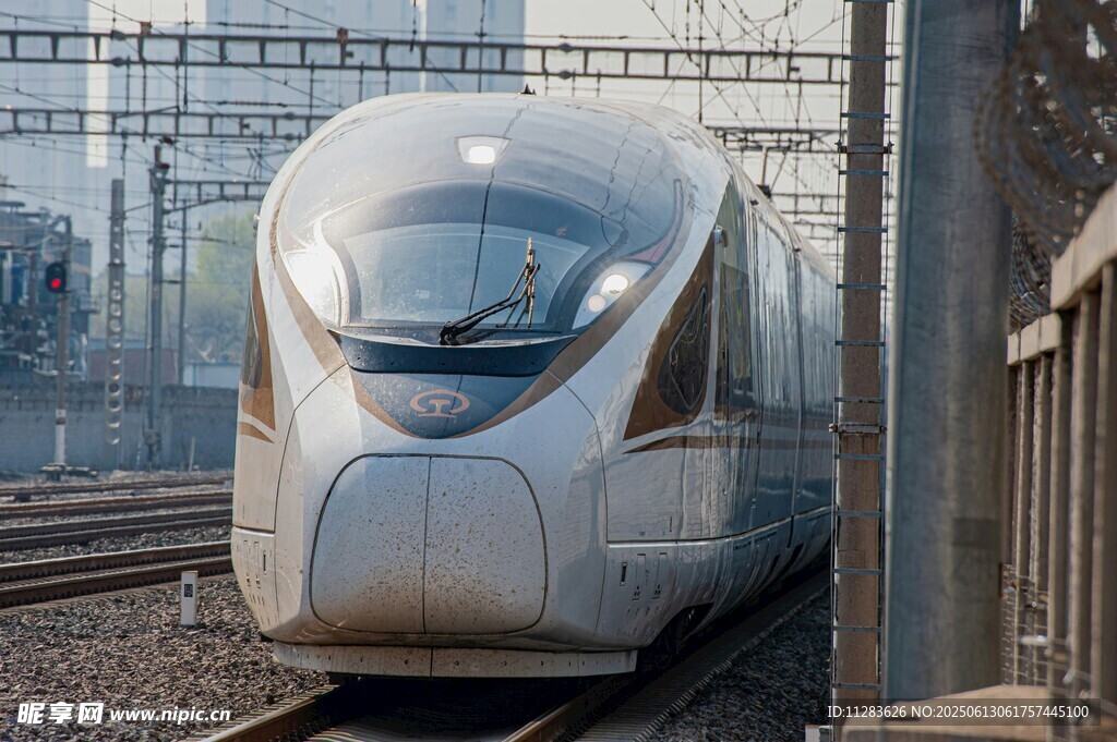 高速列車?？吭阼F軌旁