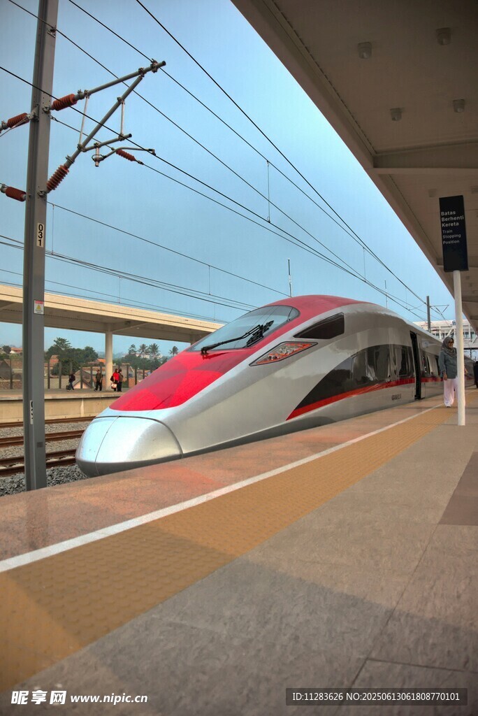 高鐵站臺上的高速列車