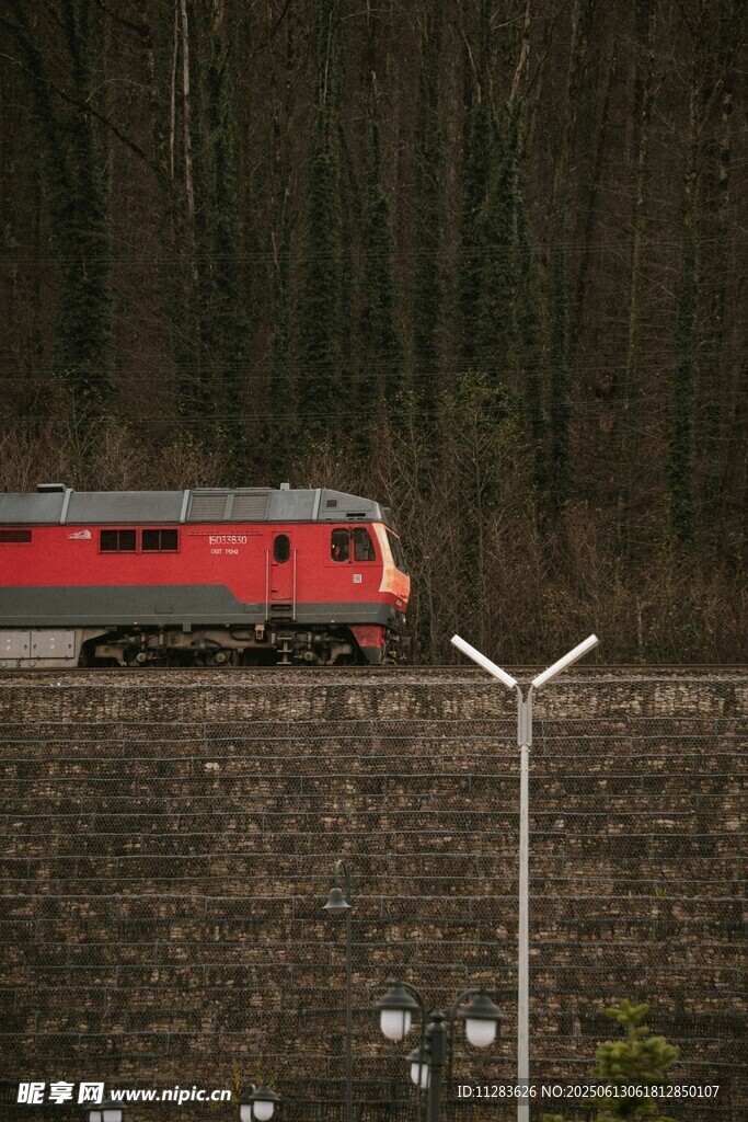 紅色列車穿行于山林間
