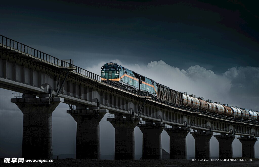 橋上行駛的列車