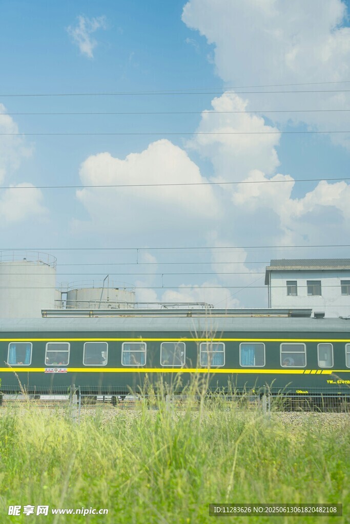 田野旁駛過的一列火車