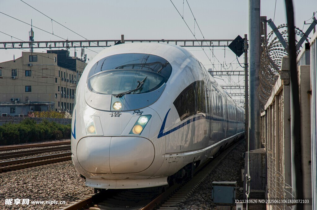 高速列車停靠在鐵軌旁