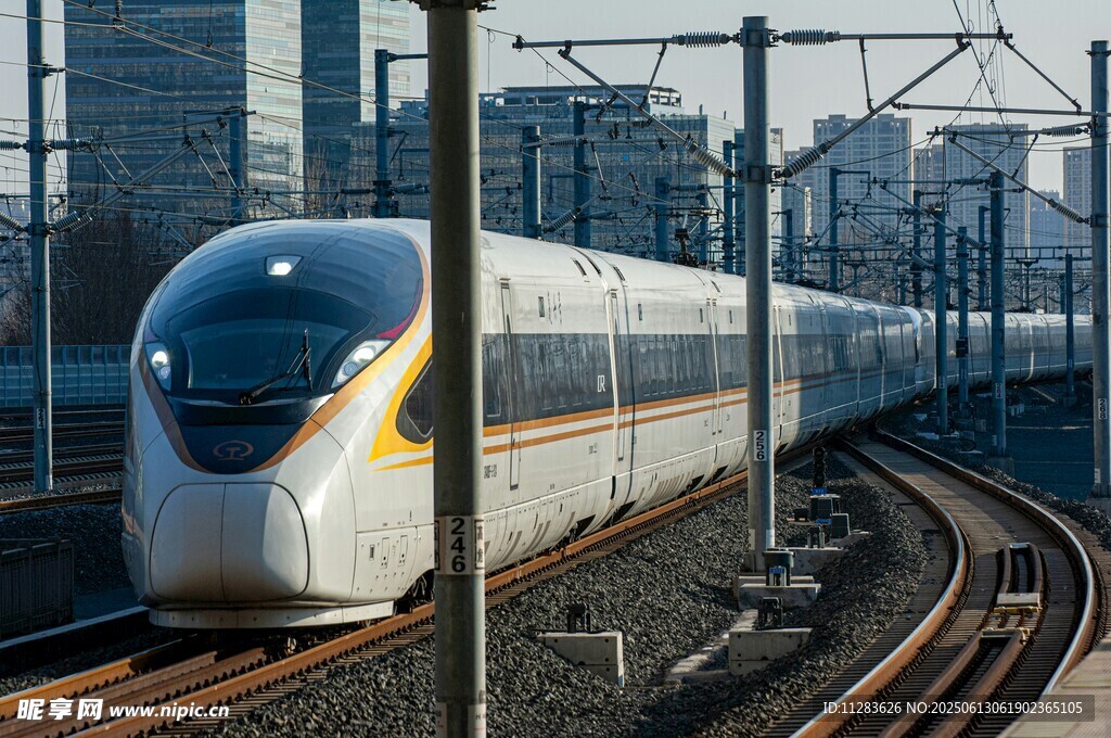 高速列車穿梭于城市軌道
