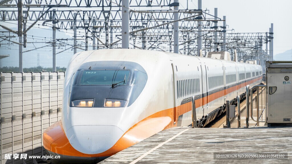 高速列車停靠在站臺