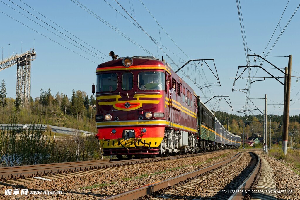 鐵軌上行駛的多彩電力機車