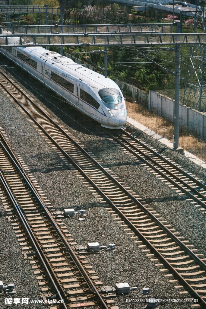 高速列車行駛在鐵軌之上