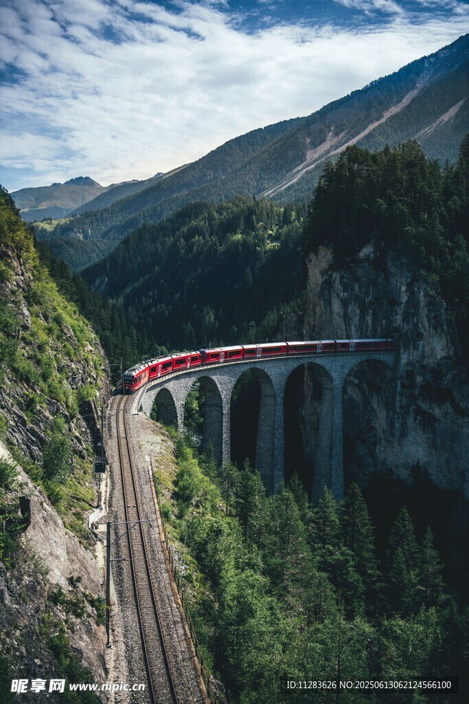 山間紅火車穿行高架橋
