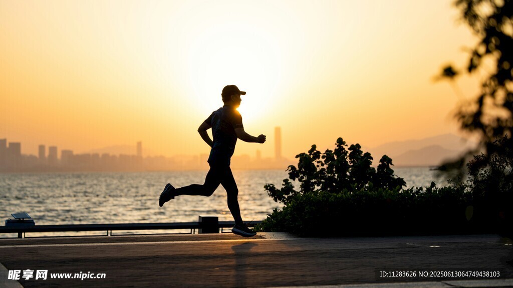 夕陽下的奔跑者