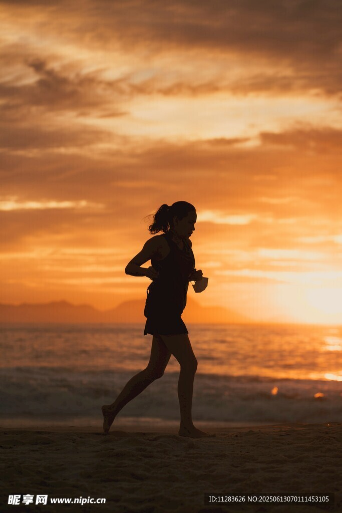 夕陽下海邊奔跑的身影