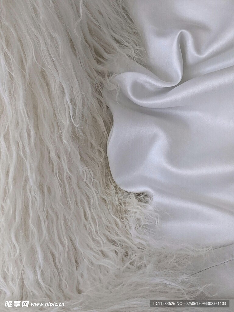 白色綢緞與毛絨材質(zhì)展示