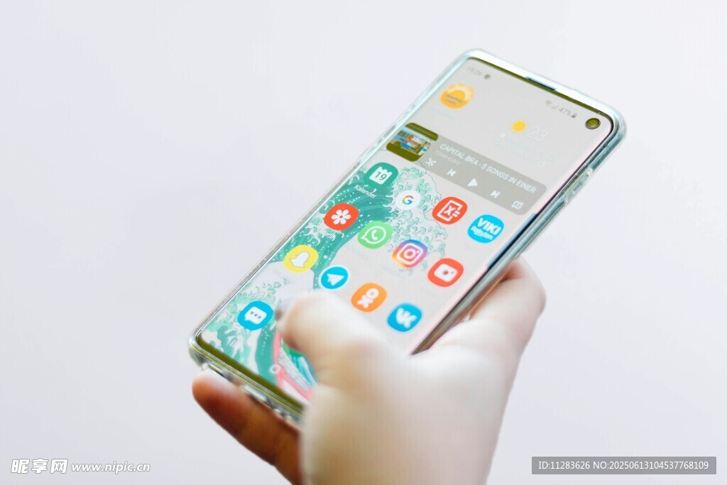 手持透明手機展示多彩界面