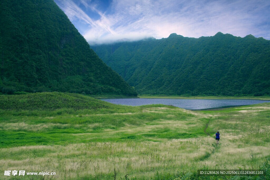 山間草地漫步的孤獨身影