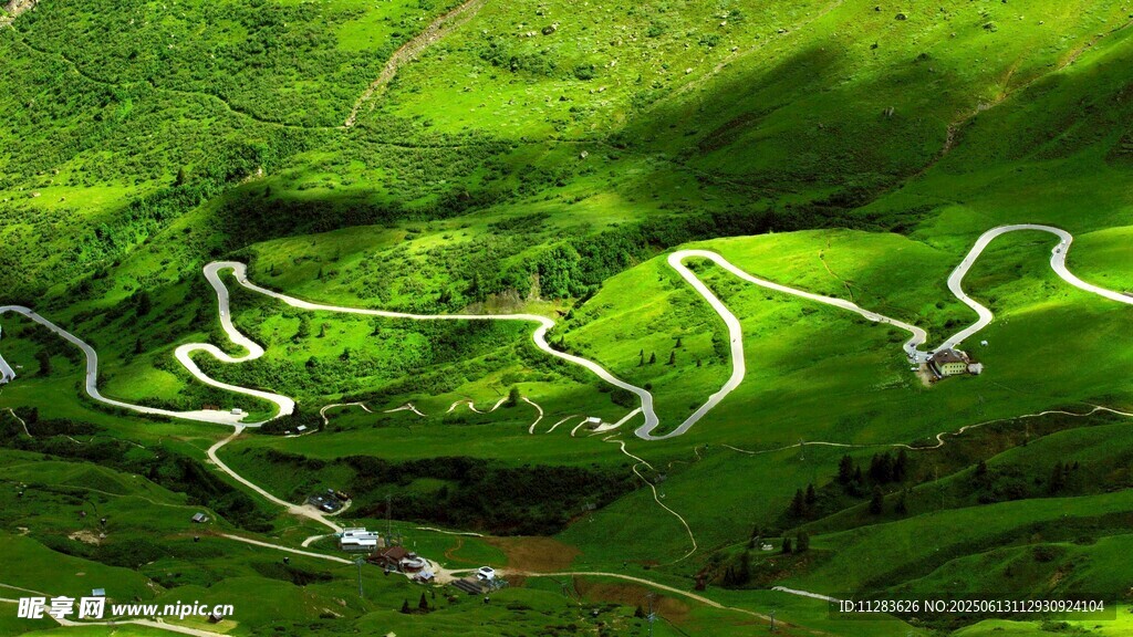 山間蜿蜒公路美景