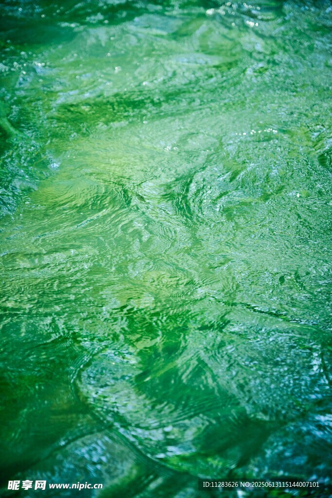 翠綠水波紋理背景圖