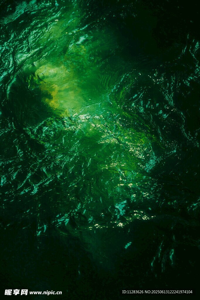 碧綠水波