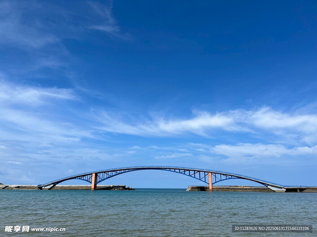 海上拱形大橋風(fēng)景