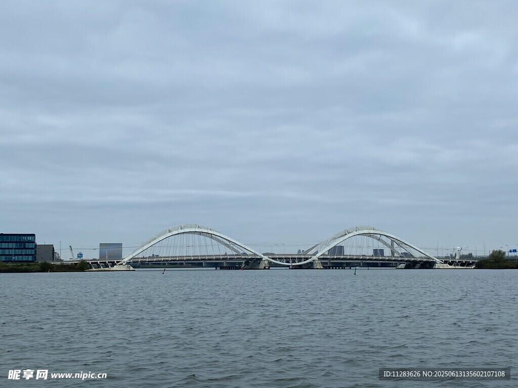 河畔橋梁景觀